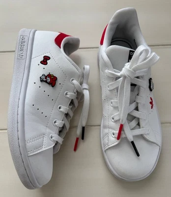 Tênis Adidas infantil branco e vermelho desenho animado Hello Kitty Stan Smith tamanho 13K - Imagem 1 de 4