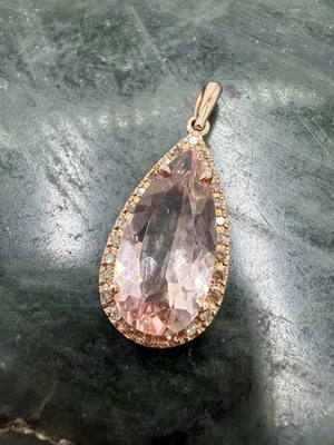 Colgante de morganita y diamantes en forma de pera en oro rosa Foto 1 de 4