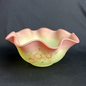 Fenton Burmese Satin Art Glass Ruffled Edge Rose Bowl Artist Signed  - Bild 1 von 7