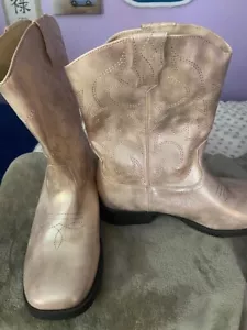 WONDER NATION GOLD BOOT WOMANS SIZE 5 NEW - Picture 1 of 1