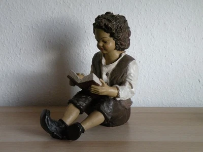 GILDE AUFSTELLFIGUR LESENDER JUNGE Dekoration Handarbeit Höhe 26,5cm - Bild 1 von 4