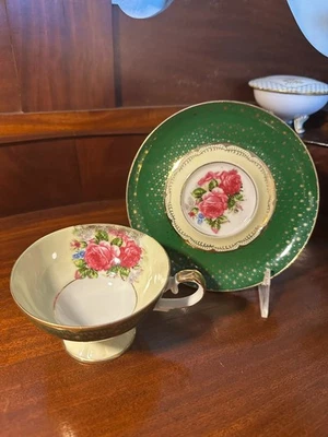 Conjunto de xícara e pires de porcelana Lefton #546 rosas pintadas à mão acabamento verde e dourado Japão - Imagem 1 de 4