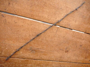 MILES RECTANGULAR TWO POINT STAPLE BARB on 1 OF 2 LINES - ANTIQUE BARBED WIRE - Picture 1 of 6