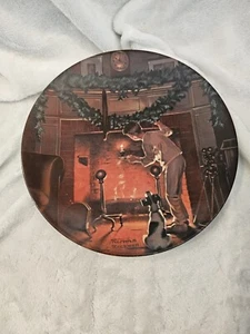 Norman Rockwell 1983 Christmas Plate "Looking for Santa" Limited Ed. number1567 - Picture 1 of 2