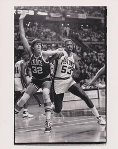 TYP 1: 1989 Pressefoto Boston Celtics Kevin McHale .vs. Kolben James Edwards - Bild 1 von 2