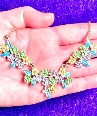 COLLAR SLV VINTAGE🇺🇸 MARCA 1928 METÁLICO PÚRPURA+AZUL+VERDE+FLORES AMARILLAS+CRISTAL Foto 1 de 4