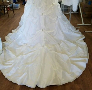 Princess Beautiful Wedding Gown 6. Cleaned and ready to wear. - Picture 1 of 8