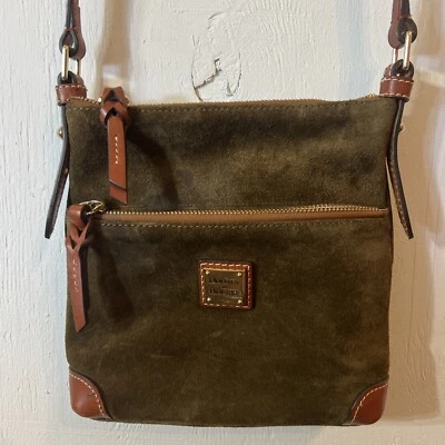 Bandolera/hombro portador de letras suave y elegante de gamuza Dooney & Bourke ¡Bonita! Foto 1 de 4