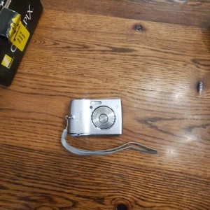 Nikon COOLPIX L12 7.1MP Digital Camera & Accessories Lot - Picture 1 of 10