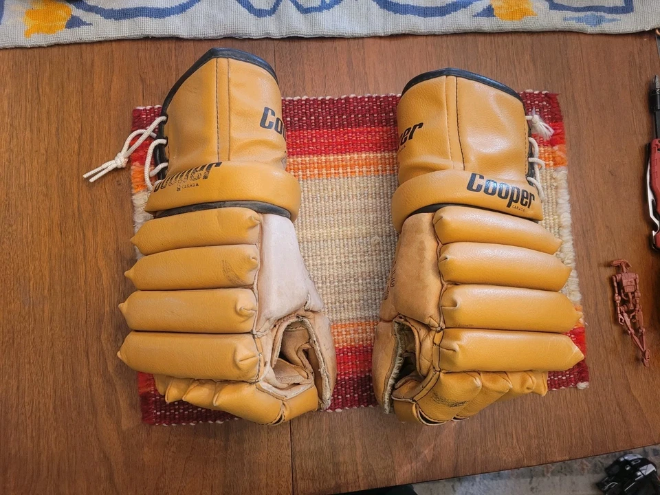 COOPER Hockey Gloves Cowhide Leather Cushioned Armadillo Thumb Size 28  - Image 1 of 4