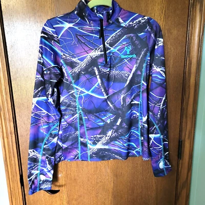 Camisa Huntworth púrpura camuflada para mujer talla pequeña 1/4 cremallera manga larga agujeros para el pulgar Foto 1 de 4