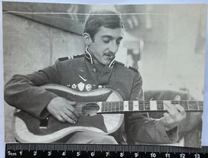 Joven guapo cariñoso con guitarra lindos soldados gay foto antigua #2836 - Imagen 1 de 3