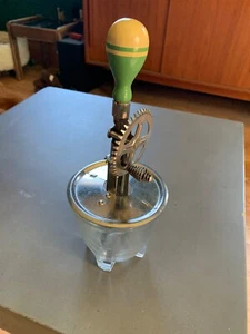 Green handled A&J 1923 EGG CREAM BEATER 2 CUP CLEAR GLASS MIXER MEASURE CUP - Picture 1 of 21