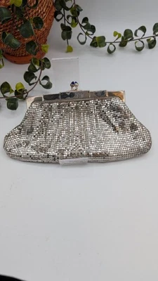 Bolso sin asas de malla plateada Whiting Davis de colección de los años 40 con marco de bloqueo de beso Foto 1 de 4