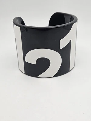 Brazalete ancho de plástico blanco y negro moderno gráfico audaz Lacoste  Foto 1 de 4