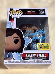 Funko: America Chavez #1070 ~ Xochitl Gomez Signed ~ SDCC Con Sticker ~ Beckett - Bild 1 von 9