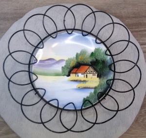 Piatto vintage dipinto a mano cabina sul lago decorazione parete telaio filo appendiabiti Cottagecore - Foto 1 di 7