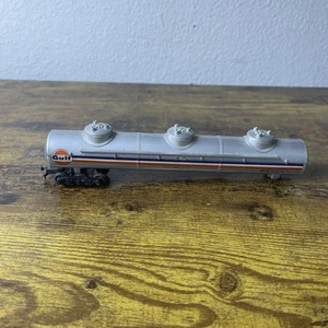 Tyco HO 62’ Tanker Car Gulf With Three Dome 357 Missing Front Wheel - Picture 1 of 9