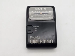 Walkman radio FM/AM tascabile vintage Sony SRF-39 con clip da cintura nero testato  - Foto 1 di 6