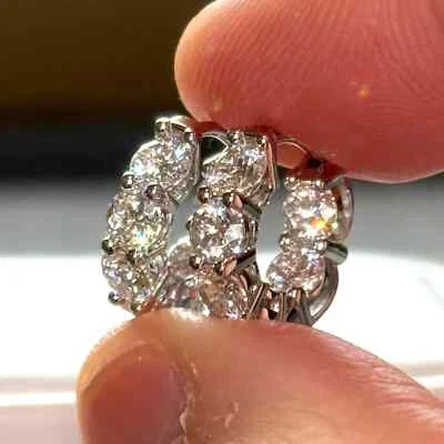 Aretes tipo argolla Huggie de diamantes enchapados en oro blanco de 14 quilates de corte redondo de 2 quilates creados en laboratorio Foto 1 de 4