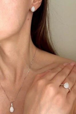 JUEGO DE PENDIENTES DE DIAMANTES, ANILLO Y COLGANTE 14K WG, DIÁMETRO DE COCHE 1,50, APROX. RET USD $4,500 Foto 1 de 4