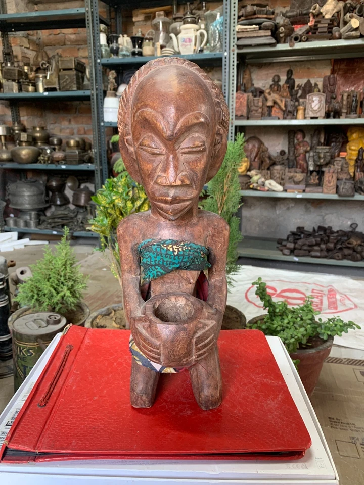 Antigua estatua de hombre africano sentado de madera hecha a mano de 1800 15" Foto 1 de 4