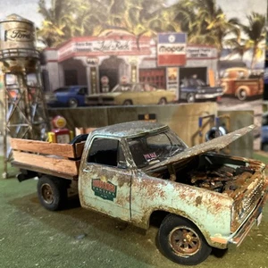 1978 Dodge Flatbed -Hussong’s Cantina - Barn Find Cars- 1:18 DiECAST - Weathered - Picture 1 of 11
