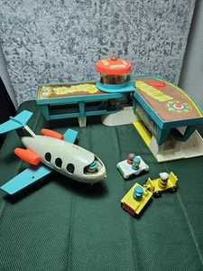 Vintage Fisher Price Play Family Airport mit Zubehör - Bild 1 von 9