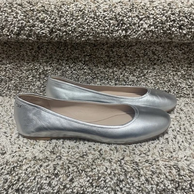 Zapatos planos de ballet para mujer Stuart Weitzman plateados metálicos talla 8  Foto 1 de 4