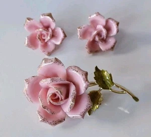 VINTAGE GOLD TONE CORO PINK/GOLD-DUSTED ROSE BROOCH AND CLIP-ON EARRING SET  - Picture 1 of 24