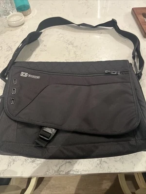 Bolsa de ombro OGIO Street Messenger laptop preta 12x14x2 - Imagem 1 de 4