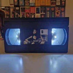 Amy Winehouse Volver a Negro LED VHS Cinta Luz Lámpara Cumpleaños Navidad Regalo Retro - Imagen 1 de 5