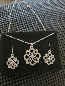 Avon Floralie Sparkling Flower Necklace And Earring Set - Picture 1 of 1