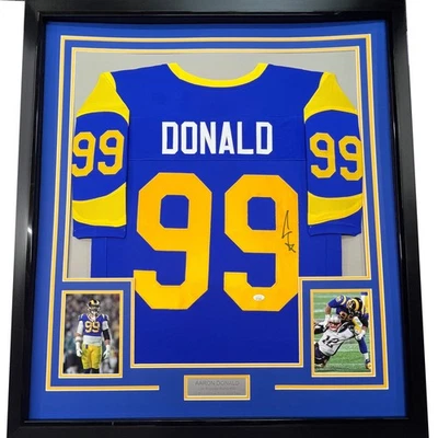 Camiseta deportiva enmarcada autografiada/firmada Aaron Donald 33x42 LA retro azul certificado de autenticidad JSA Foto 1 de 2