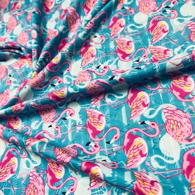 Traje de baño rosa flamencos fondo azul tela elástica 4 vías 60" de ancho por yarda Foto 1 de 4