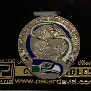 PIN Seattle Seahawks NFL INICIANDO EL NUEVO MILENIO PETER DAVID - Imagen 1 de 1