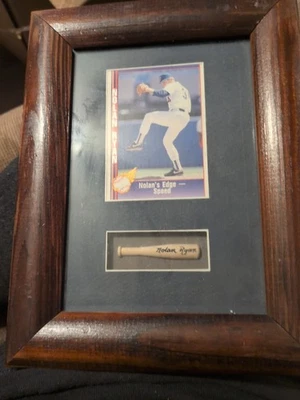 Tarjeta de béisbol Nolan Ryan con bate autografiado en miniatura Foto 1 de 4