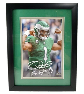 Foto enmarcada de 12" x 15" Jalen Hurts FLY EAGLES FLY ¡Con facsímil firma automática! - Imagen 1 de 6