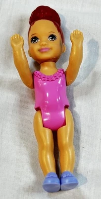 Boneca Barbie Ginasta Kelly Kid Mattel em Collant Rosa Cabelo Vermelho Coque Olho Cinza 2018 - Imagem 1 de 3
