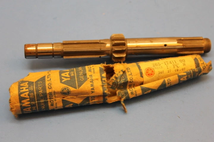 Новый из старых запасов Yamaha CT1 AT2M ATMX главная ось деталь # 265-17411-01-00 - Изображение 1 из 4