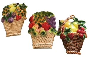 VINTAGE scolpito/stampo 3D CESTI FRUTTA ceramica arte da parete SET 3 DIPINTI A MANO - Foto 1 di 6