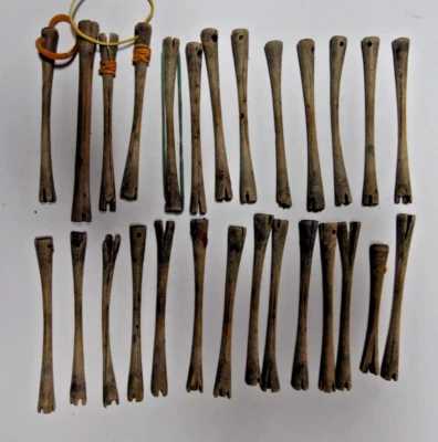 Ancien ustensile de coiffeur lot de 27  bigoudis en bois - Photo 1/2