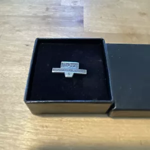 Plata de Ley FCA Fiat Chrysler Automóviles Planta 5 Años Solapa Pin Emblema - Imagen 1 de 7