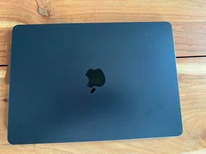 M3 2024 MACBOOK AIR 8GB RAM 256GB STORAGE: GREAT CONDITION W MINOR SIGNS OF USE - Picture 1 of 9