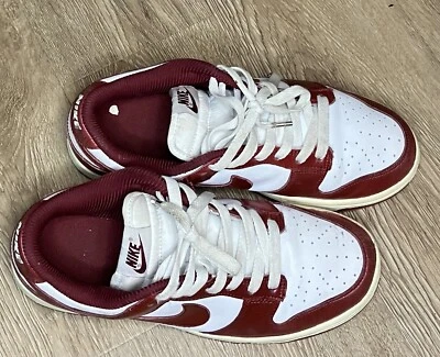 Talla 9 - Nike Dunk SE Low Sisterhood - Team Red W Foto 1 de 4