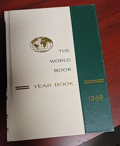 The World Book Year Book 1969 (Reviewing Events of 1968) - Imagen 1 de 2