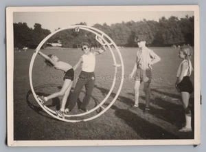 Niña doblada en Rhönrad - Foto antigua - Imagen 1 de 2