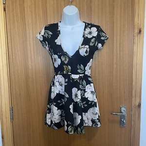 Missguided Playsuit Women's Size 8 Black Floral V-Neck Textured Party Event - Picture 1 of 17