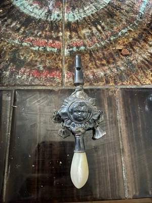 Ancien Hochet Sifflet Grelots en argent et or manche en Nacre  XIXe siècle - Photo 1/4