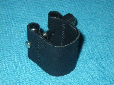 ROVNER 2M LIGADURA OSCURA - SE ADAPTA A VARIAS BOQUILLAS DE SAXOFÓN DE METAL DE CIRCUNFERENCIA MEDIA Foto 1 de 4